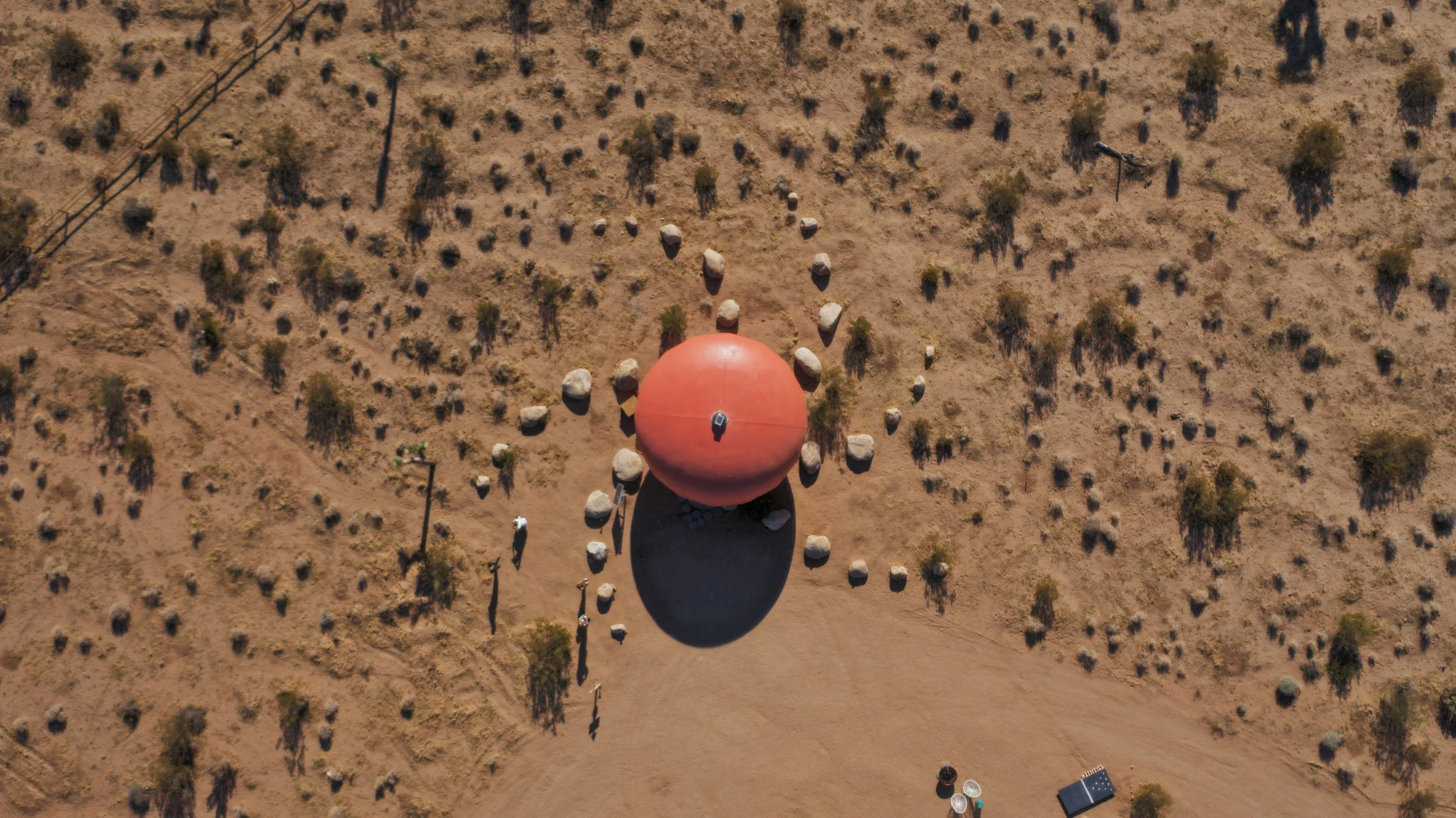 雲の網 Area 55 Futuro – Off-Grid Glamping & Event Space in Joshua Tree